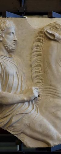 Stele funeraria con cavaliere.