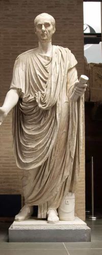 Statua di uomo in toga