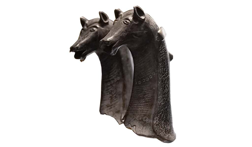 Frammento di askos con una coppia di protomi equine